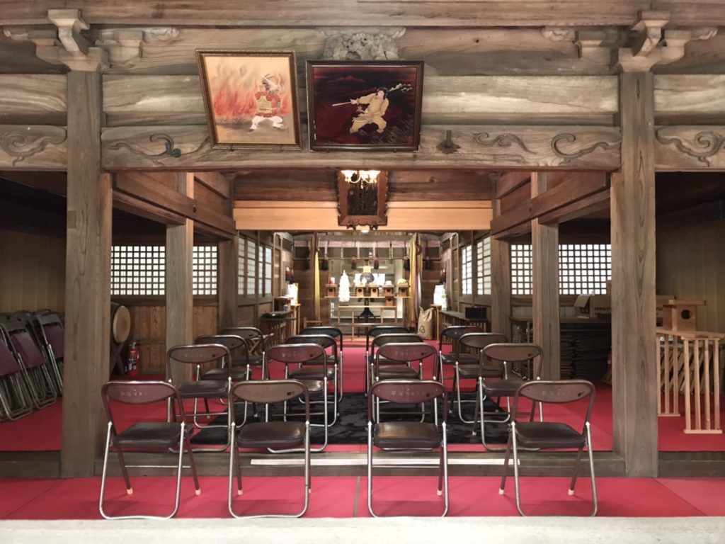 草薙神社の拝殿内