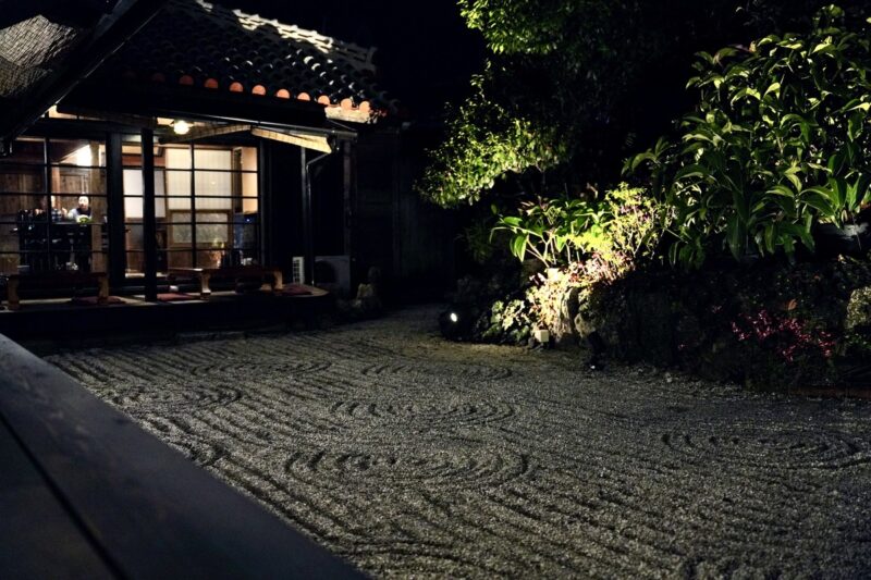 那覇市首里当蔵町 美里うどぅん 庭と石段